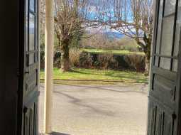 Propriété à Logements Multiples avec une Ancienne Chapelle et des Vues Montagnes